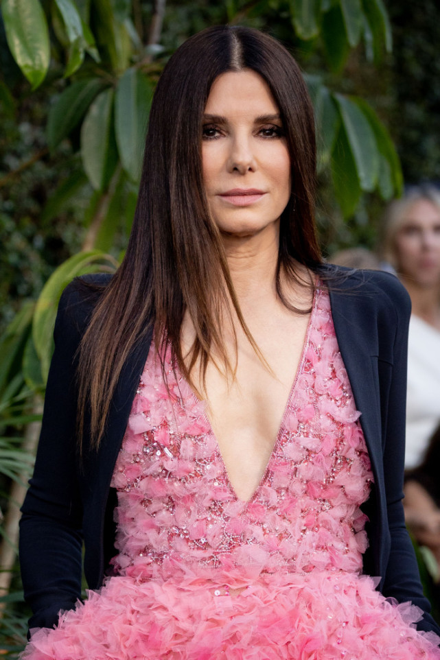 57岁桑德拉布洛克性感迷人但脸部僵硬颈纹明显网友还是老了