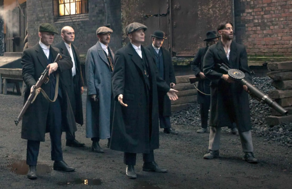 的是一战结束后,英国伯明翰地区的传奇黑帮家族peaky blinder(剃刀党)