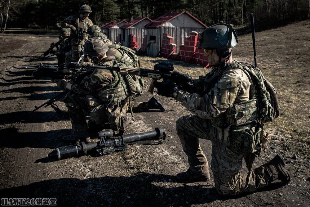 荷兰陆军徒步巡逻训练 火力强悍拥有多挺机枪 并配备反坦克火箭筒