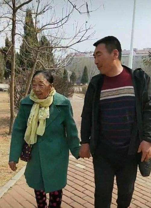 85岁马玉琴夜晚捡地瓜生病被拖去公园坐凉地网友不觉得幸福