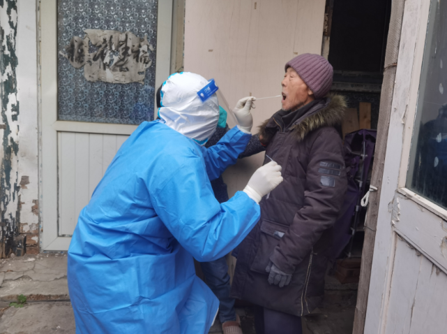 建国门街道设流动核酸检测组,为特殊人群上门服务
