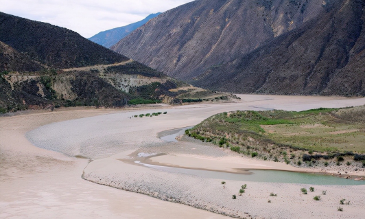 每当晴日,伫立于金沙江边,看翻腾的江水夹杂着黄灿灿的沙金,在浪的