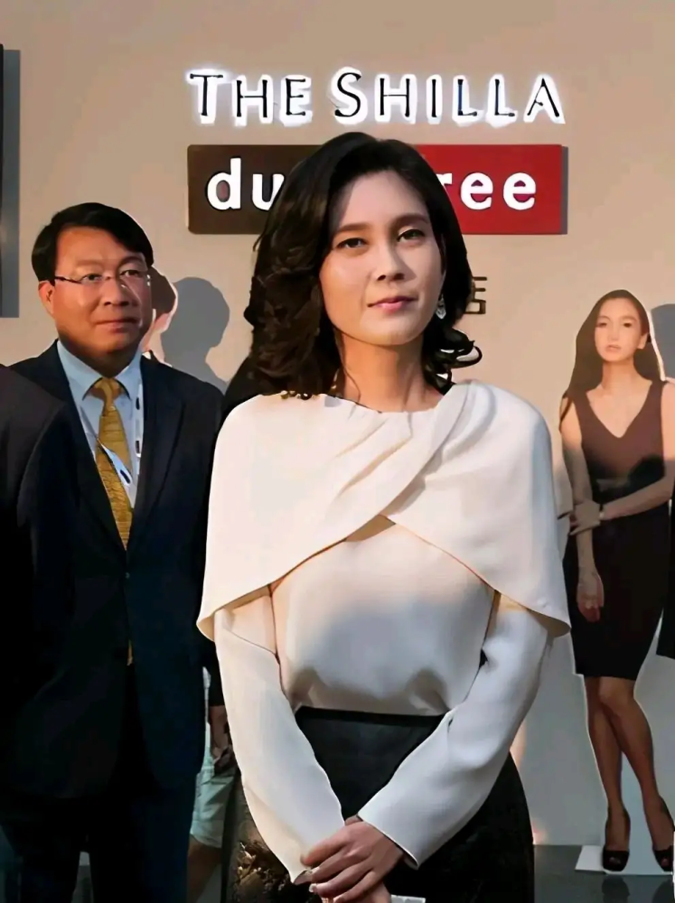 三星长公主李富真参加股东大会穿2万西装却拘谨那眼神好绝一女