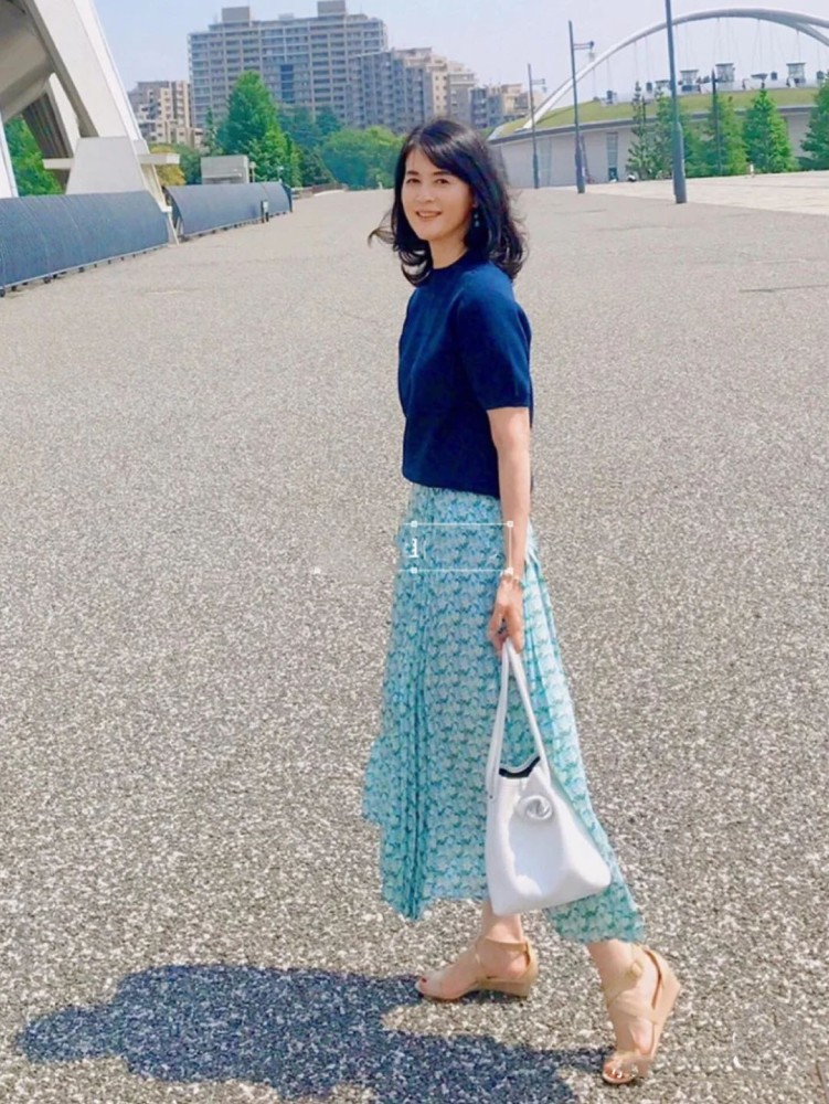 优雅到骨子里的日本妈妈：穿衣简单不扮嫩，却把50岁穿成30岁李清泉全解道德经