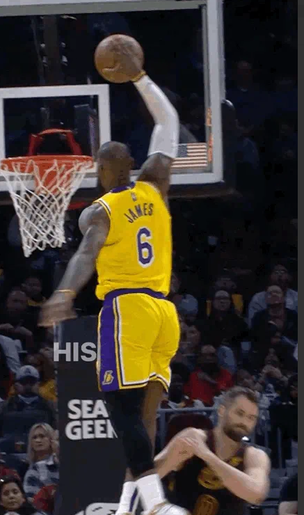 37岁的詹姆斯弹跳有多逆天?盖帽险摸篮板上沿 隔扣轻松超框