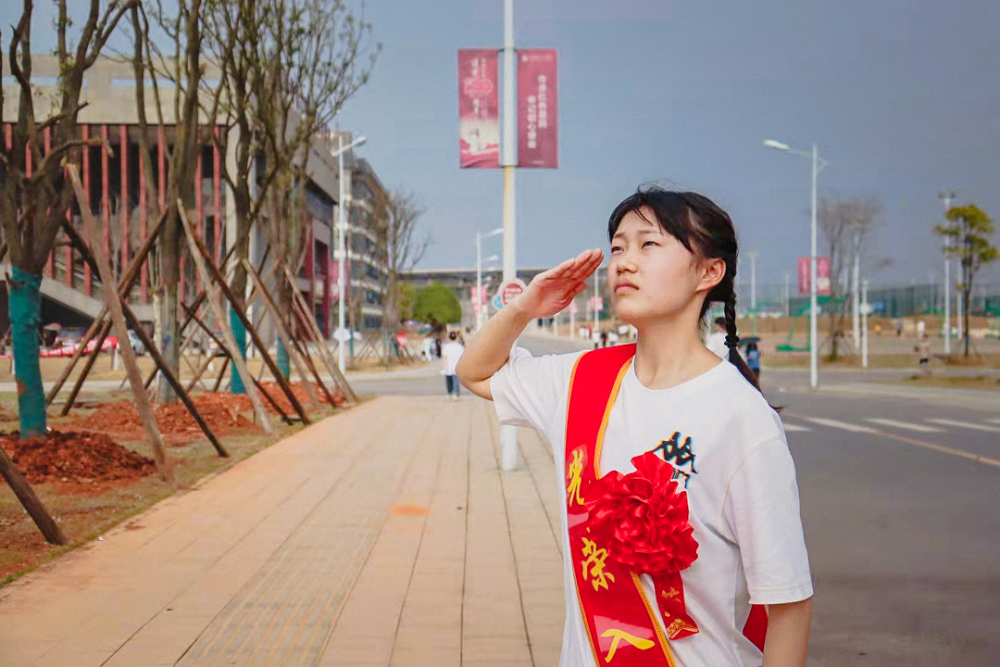 不爱红装爱武装湘潭理工学院雷锋班19岁女大学生圆梦绿色军营