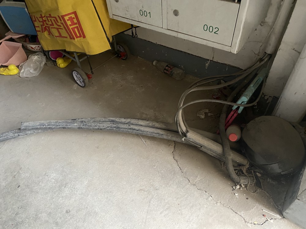 根据欧先生的指引,记者在该小区12号楼1单元入户口北侧,看到一团