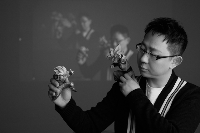 作者| 郭贴编辑| 孤鸽走进卓然影业ceo张进的办公室,迎面的柜子上摆着