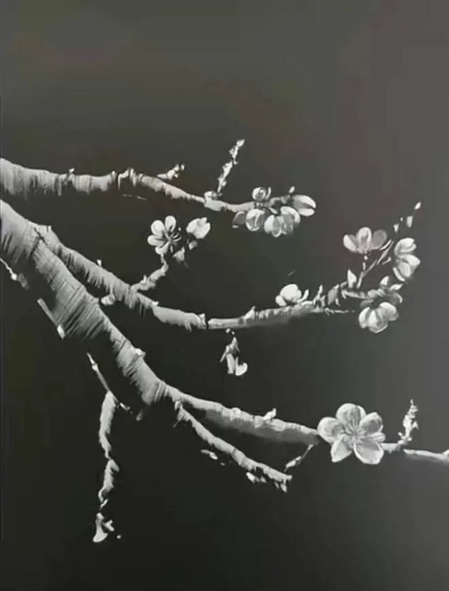 这位美术老师叫林金勇,福建人,在教美术课之前有9年,一直在小学教学生