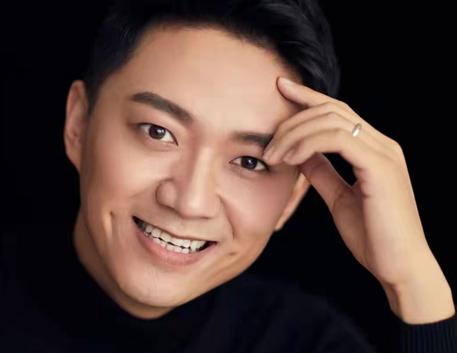 之后李鑫去山东卫视主持综艺《我是大明星》,凭借出众的口才和外形