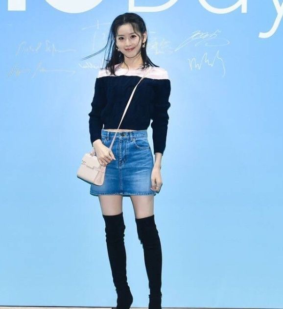 章泽天身材扁平瘦成麻杆腿,但气质高贵,天生底子好素颜都漂亮!