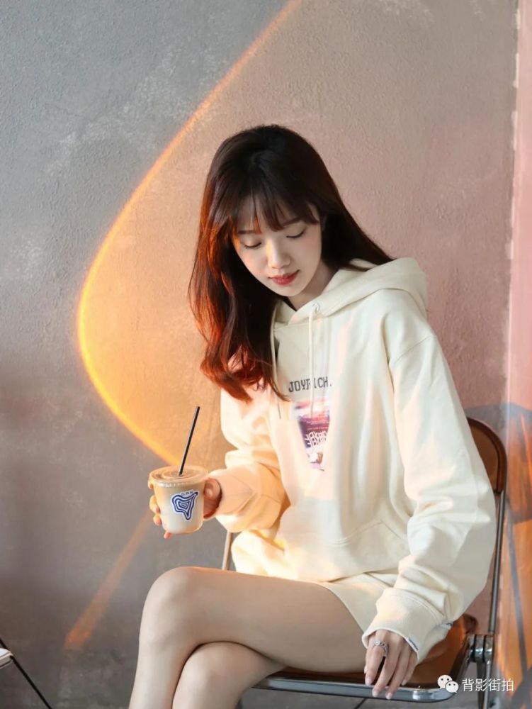 【街拍穿搭】第1018期|浅色卫衣搭配牛仔超短裤_腾讯新闻