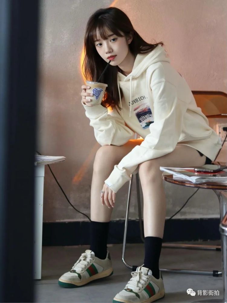 【街拍穿搭】第1018期|浅色卫衣搭配牛仔超短裤_腾讯新闻