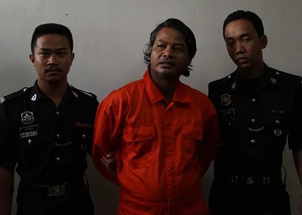 新加坡最牛越狱犯从厕所窗户逃脱藏在高速公路下5天游过柔佛海峡