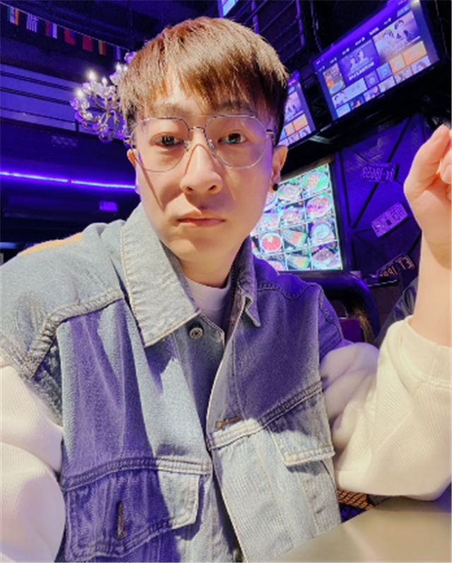 照片中的张尧成熟帅气,父亲去世六年以后,已经33岁的张尧也开启了新