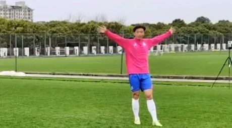 34歲前國腳曬精湛球技 40米外射中移動汽車車窗 攤開雙手霸氣慶祝 天天看點