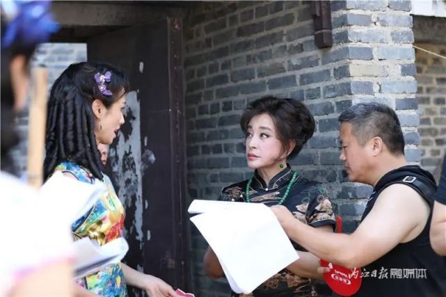 携手著名演员刘晓庆拍摄电影《旗袍刺客》,该电影故事素材来源于内江