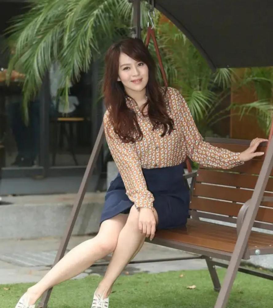 刘品言深v紧身裙大秀身材,光滑后背性感撩人,俏脸妩媚十足_腾讯新闻