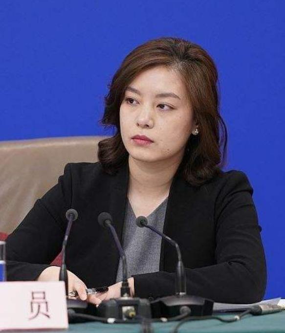外交部的冰山女神张京人生履历超牛私下是甜美爱笑的女孩