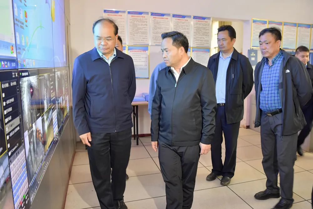 州委副书记,贞丰县委书记涂妍,州领导顾先林,张玉龙,钱正浩参加相关