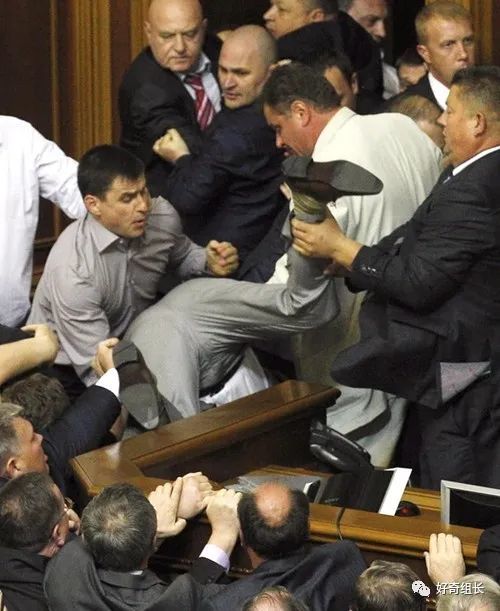 2015年乌克兰最高拉达议员群殴现场日本国会打架现场,拳击比赛现场.