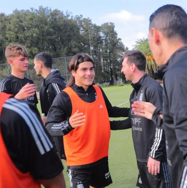 梅西观摩阿根廷u20国家队训练马斯切拉诺目前担任主帅