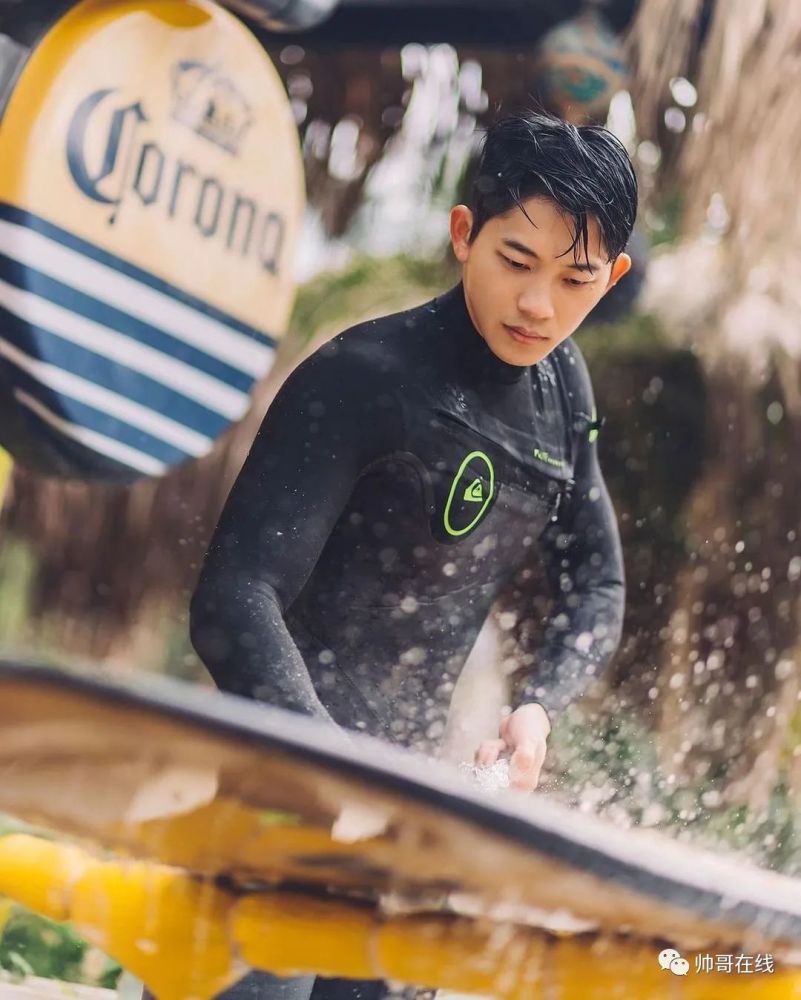 露天冲凉的肌肉体育生找到了八块腹肌黑皮运动小狼狗这身材太野了