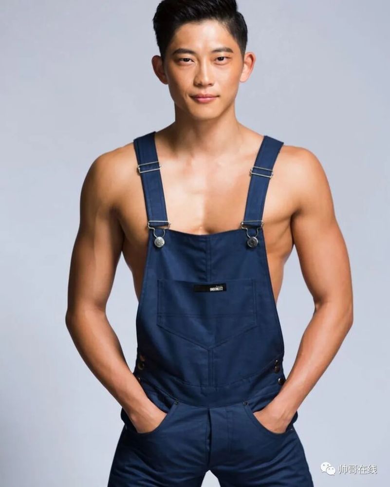 露天冲凉的肌肉体育生找到了八块腹肌黑皮运动小狼狗这身材太野了