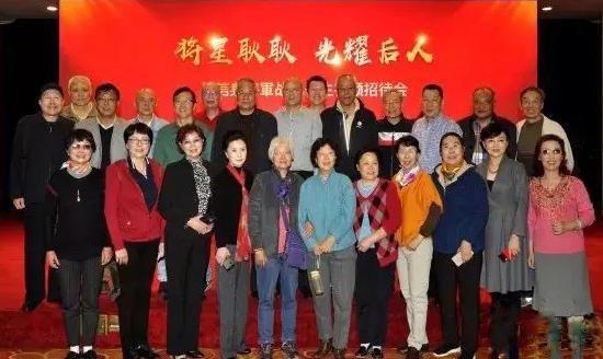 开国中将吴信泉家里孩子多,买不起衣服,只能用替代品