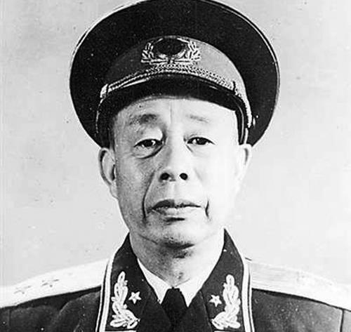 开国中将甘渭汉下去视察发现老百姓生活困难当众向老百姓道歉