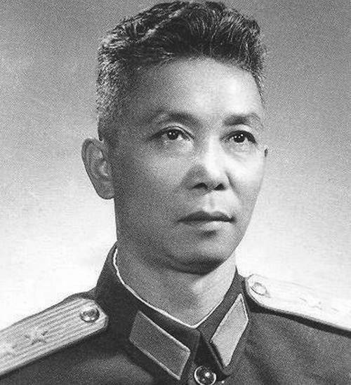 一任文化部长是大名鼎鼎的茅盾,第二任是陆定一,第三任就是肖望东将军