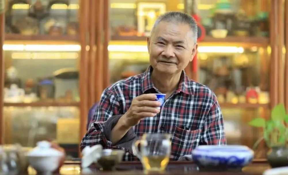 2017年北京保利十二周年秋季拍卖会上,一片由何仕华监制,思茅古普洱茶