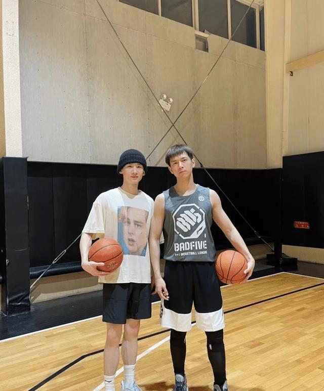 白敬亭官方身高183cm,不仅和素人相比十分瞩目,和明星同框也不落下风.