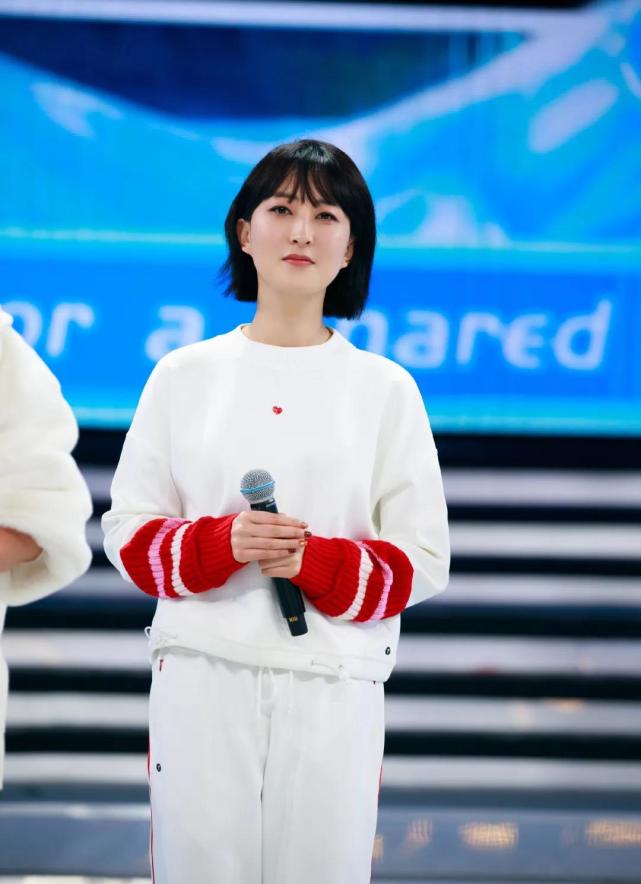 马丽接班人李海银,直播时把国旗说成被窝,将现场的人吓坏了