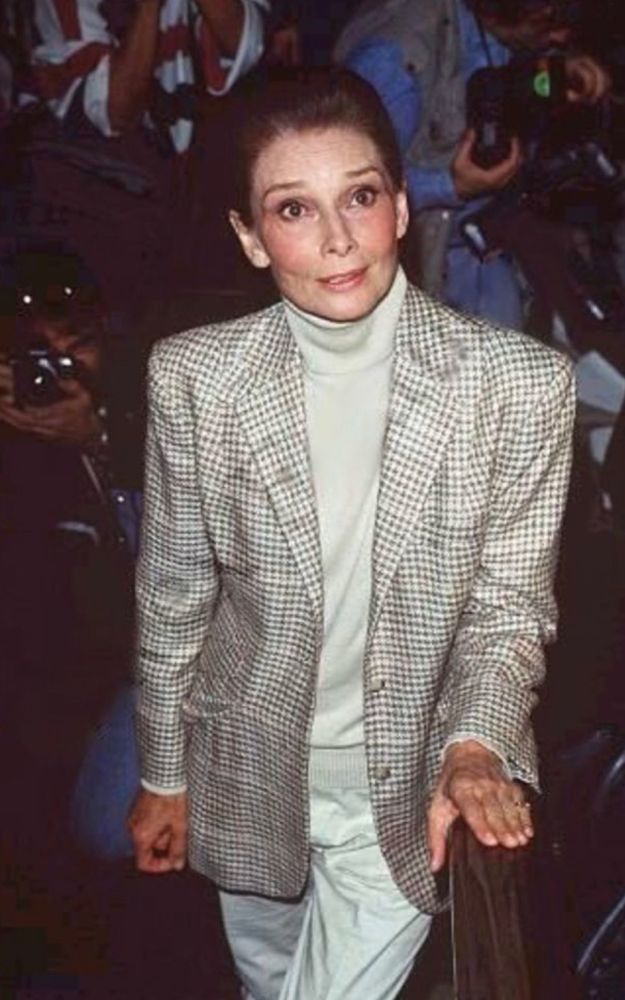 整体穿衣的协调感不能忽略,建议大家可以像赫本这样,选择有繁有简的