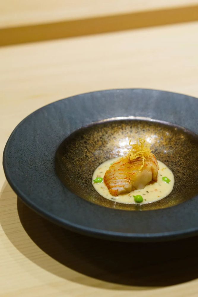 炭烤金吉鱼配香槟黄油汁,同样走浓郁系调味,也才能接住上一道的鲜度