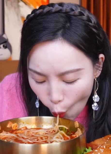 美女主播小贝饿了陷入眉毛争议网友我想按着你的额头