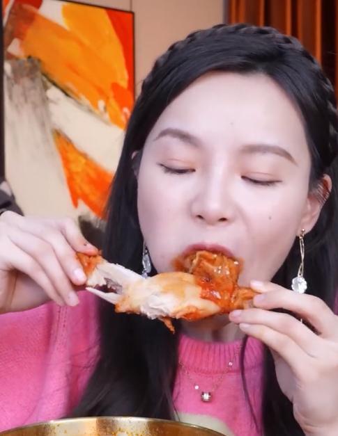 美女主播小贝饿了陷入眉毛争议网友我想按着你的额头