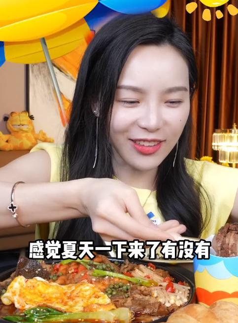 美女主播小贝饿了陷入眉毛争议网友我想按着你的额头