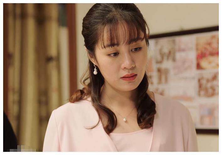 王小蒙毕畅雪中热舞摆手扭腰表情兴奋脸颊圆润发福明显