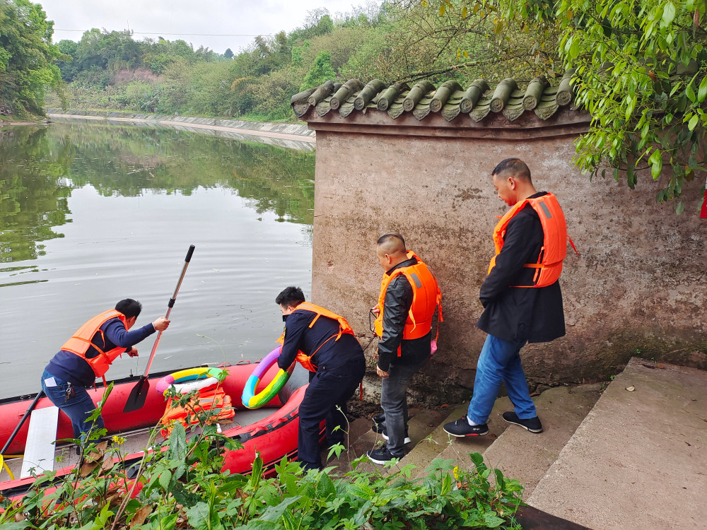 魚塘街道立即啟動應急預案,各救援組迅速趕往王莊村龍馬潭公園集合