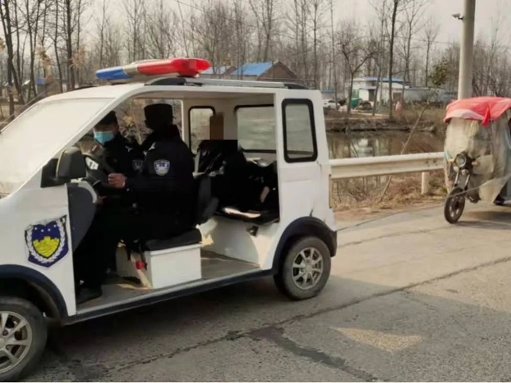 事发睢宁一辆警车拉着三轮车慢慢前行