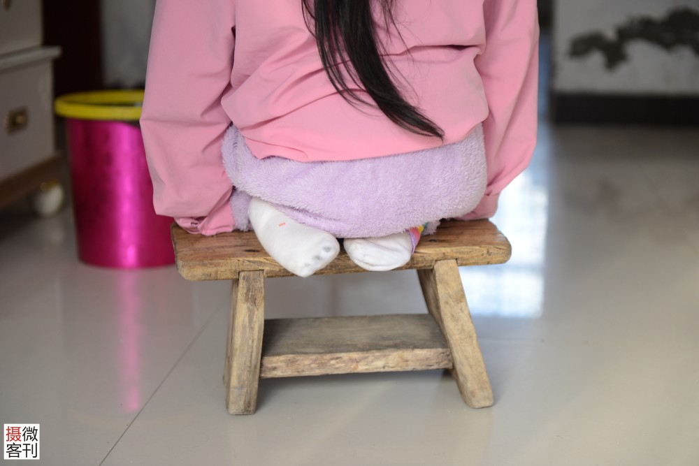 漂亮女孩跪在板凳上行走,妈妈脑梗8年,全靠她照顾