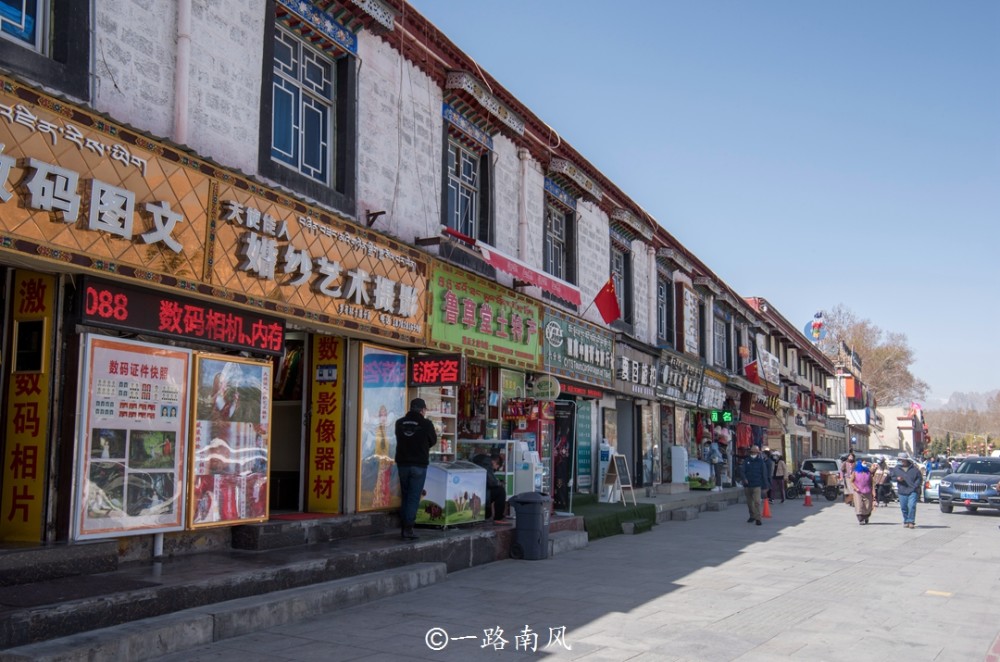 站在藥王山觀景臺可以欣賞布達拉宮的側面全景,而在布達位宮廣場則