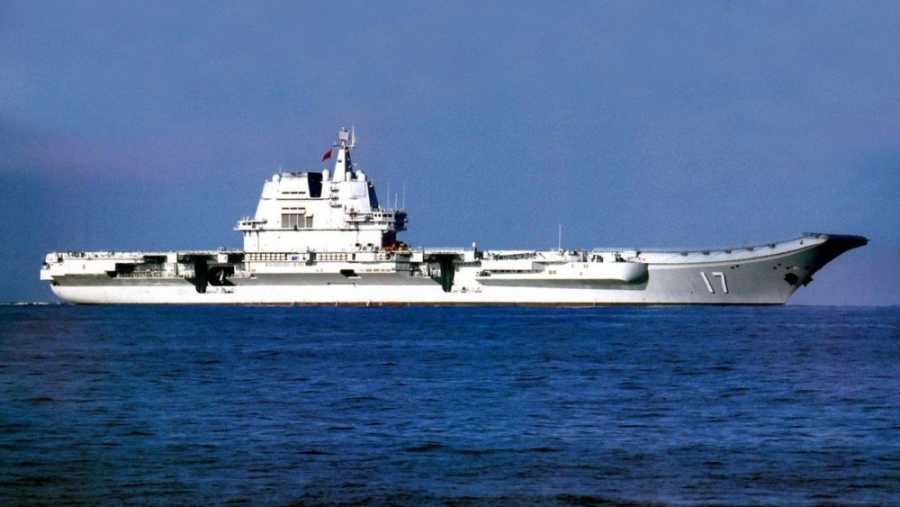 备受关注山东舰离港北上接近辽宁舰海军节会有双航母出现吗