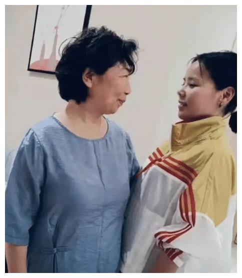 姚策忌日将至,杜新枝夫妇赶赴景德镇,网友:婆媳鞭策大戏上演