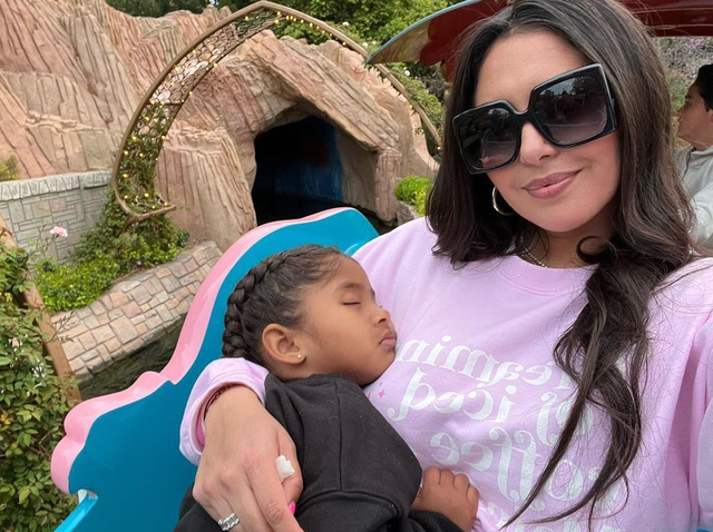 瓦妮莎晒3女儿背影图久久凝望海平线思念科比莫名伤感