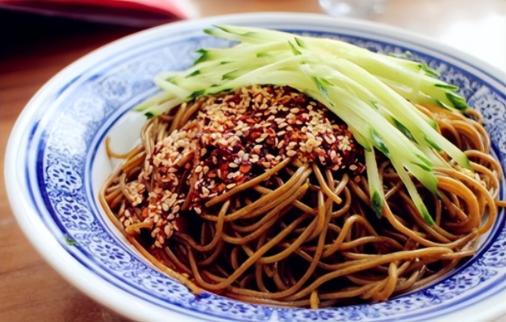 炎热夏季,饸饹过冷水凉拌吃,就是北方人的凉面,消夏祛暑十分惬意;严寒