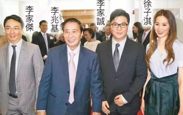 由于当时的李家诚已经35岁,其大哥李家杰由于早年与初恋女友被父亲棒