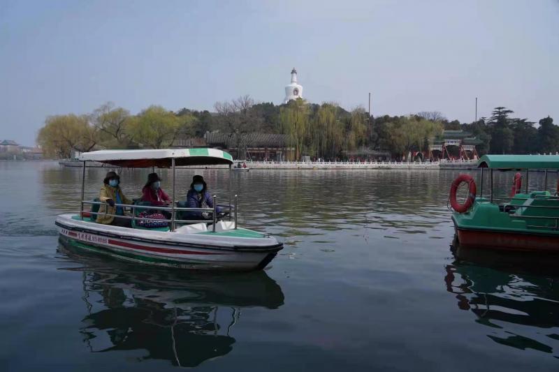 北海公园400余条游船开航_腾讯新闻